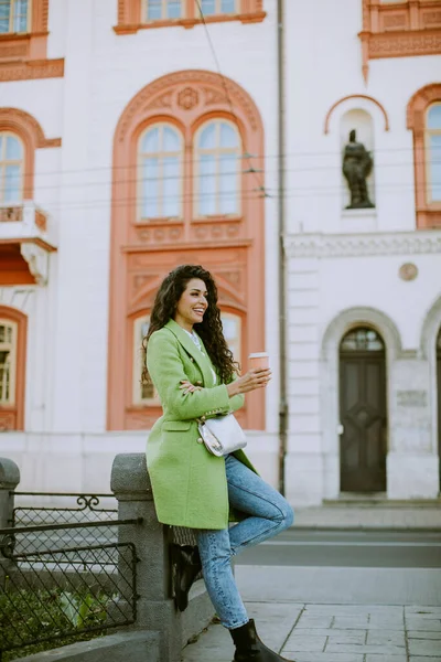 Hübsche Junge Frau Auf Der Straße Mit Kaffee Zum Mitnehmen — Stockfoto