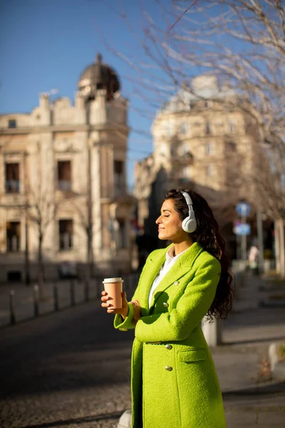 Mujer Bastante Joven Escuchando Música Con Auriculares Calle —  Fotos de Stock