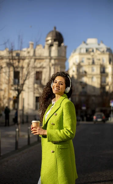 Hübsche Junge Frau Hört Musik Mit Kopfhörern Auf Der Straße — Stockfoto