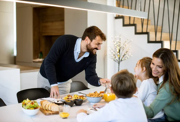 Giovane Famiglia Felice Parlando Mentre Colazione Tavolo Pranzo Appartamento — Foto Stock