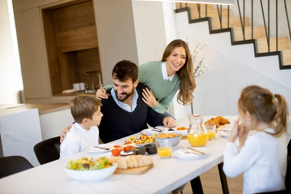 Jovem Família Feliz Conversando Enquanto Toma Café Manhã Mesa Jantar — Fotografia de Stock