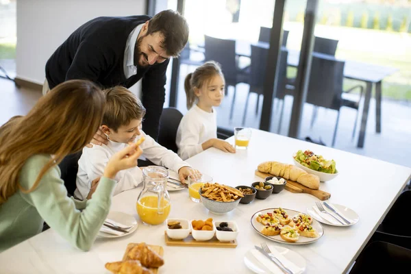 Junge Glückliche Familie Beim Frühstück Esstisch Der Wohnung — Stockfoto