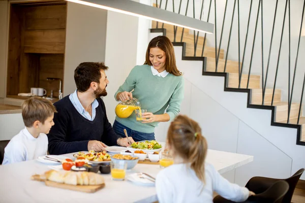 Jovem Mãe Preparando Café Manhã Para Sua Família Cozinha Moderna — Fotografia de Stock