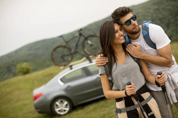 Couple Young Hikers Backpacks Starting Walk Fields — Stock Photo, Image