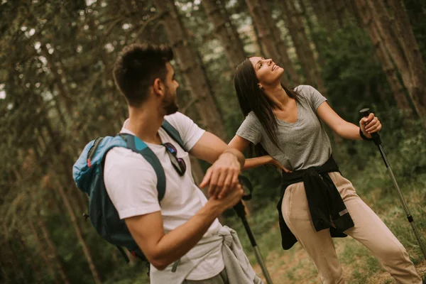 Par Jóvenes Excursionistas Con Mochilas Caminan Por Bosque — Foto de Stock