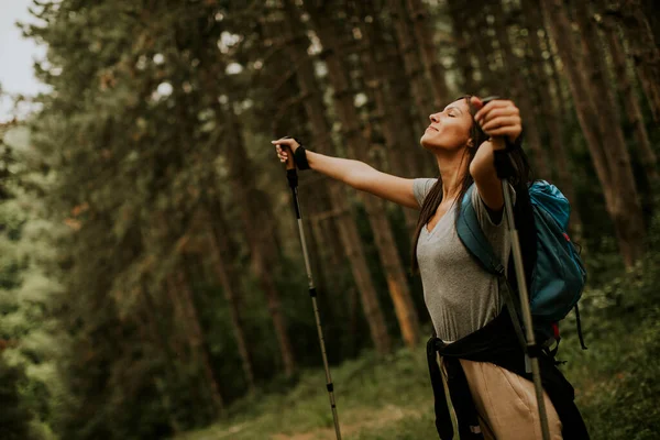 Όμορφη Νεαρή Γυναίκα Backpacker Απολαμβάνοντας Πράσινο Όμορφο Δάσος Γύρω Της — Φωτογραφία Αρχείου