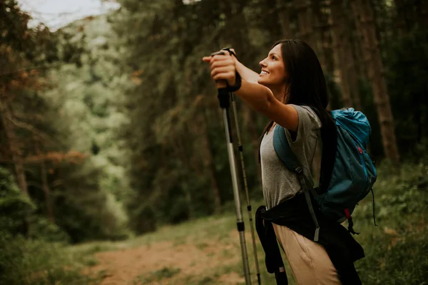 Pretty Young Female Backpacker Woman Enjoying Green Beautiful Forest Her — Stock Photo, Image
