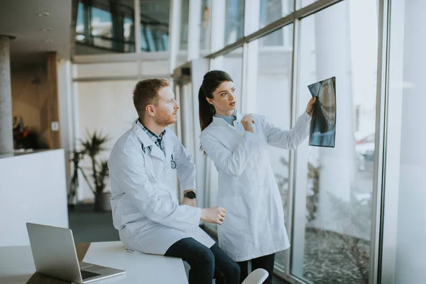 Team Van Artsen Die Röntgenfoto Het Kantoor Onderzoeken — Stockfoto