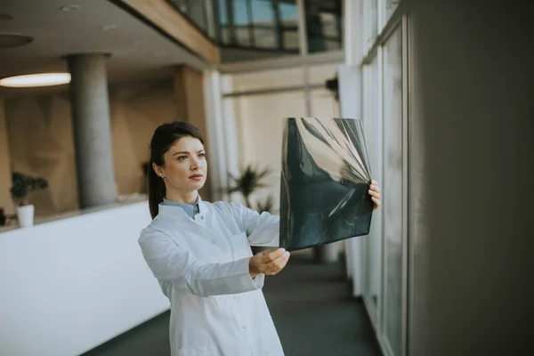 Linda Mujer Joven Médico Examinando Imagen Rayos Oficina — Foto de Stock