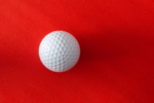 Singola Pallina Golf Sfondo Rosso — Foto Stock