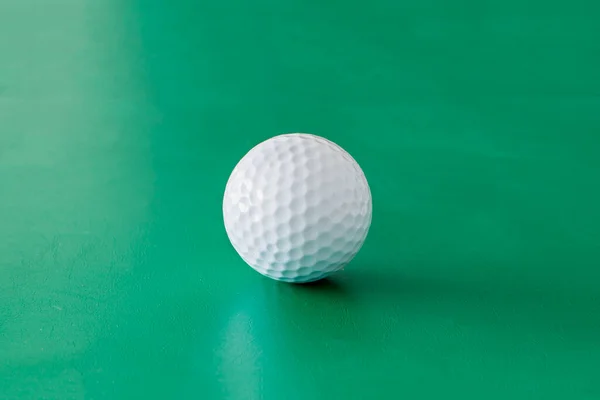 Einzelner Golfball Auf Dem Grünen Hintergrund — Stockfoto