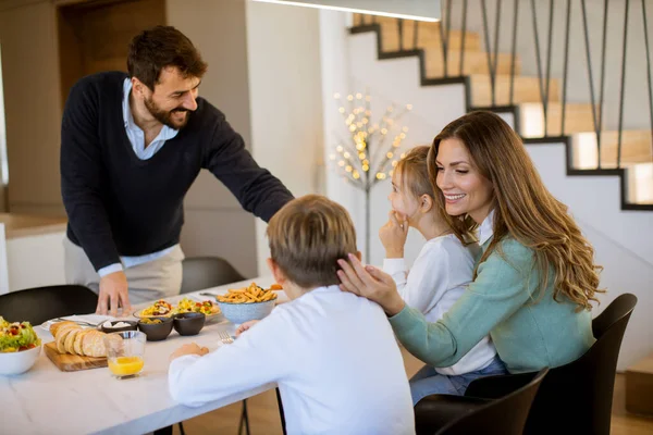 Giovane Famiglia Felice Parlando Mentre Colazione Tavolo Pranzo Appartamento — Foto Stock