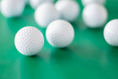 Yeşil arka planda bir grup golf topu.