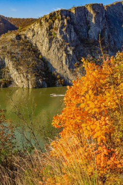 Sırbistan 'ın Cerdap kentindeki Tuna vadisinde sonbahar günü manzara