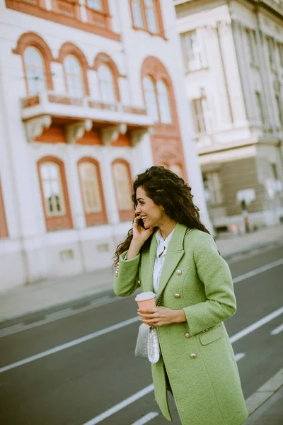 Mujer Joven Bonita Usando Smartphone Calle Sosteniendo Café Para Llevar — Foto de Stock