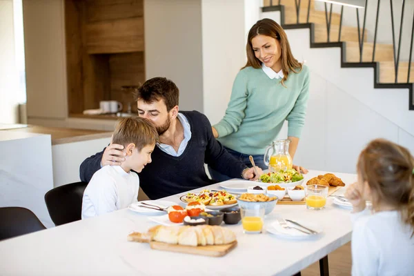 Jovem Mãe Preparando Café Manhã Para Sua Família Cozinha Moderna — Fotografia de Stock