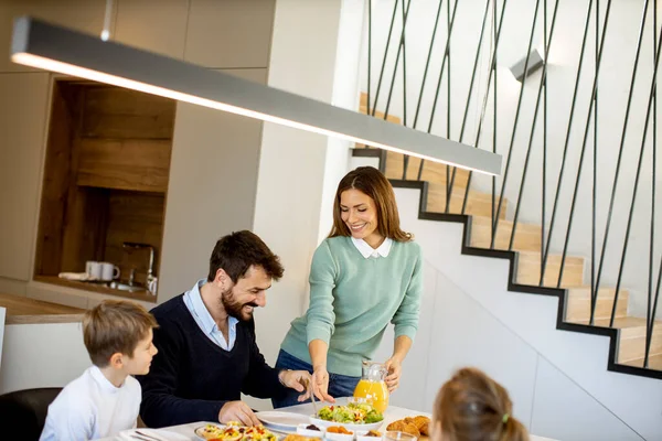 Young Mother Preparing Breakfast Her Family Modern Kitchen — Stock Photo, Image