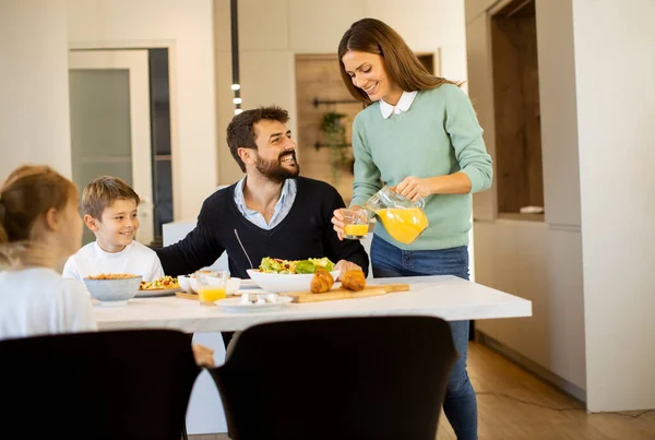 Jonge Moeder Bereidt Ontbijt Voor Haar Familie Moderne Keuken — Stockfoto