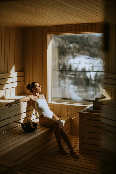 Atrakcyjna Młoda Kobieta Relaksująca Się Saunie — Zdjęcie stockowe