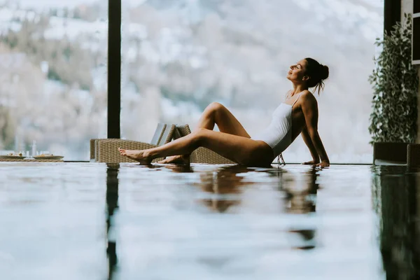 Mooie Jonge Vrouw Ontspannen Aan Het Zwembad Van Infinity Zwembad — Stockfoto