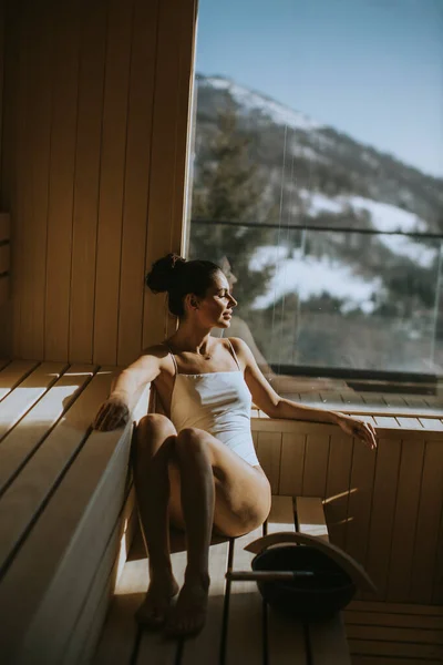 Приваблива Молода Жінка Розслабляється Сауні — стокове фото