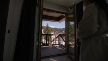 Balkondaki kız.
