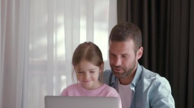 Baba ve kızı odada birlikte vakit geçiriyorlar.