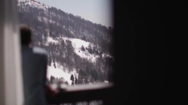 Kışın penceresinde sıcak çay içen genç bir çift.