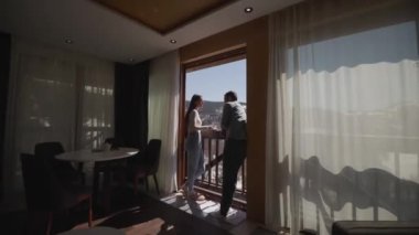 Kışın penceresinde sıcak çay içen genç bir çift.