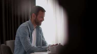 dizüstü bilgisayar kullanan yakışıklı genç  