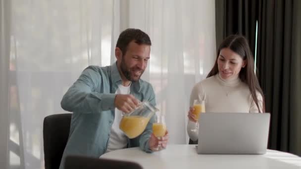 Jovem Casal Sala Estar Beber Suco Laranja — Vídeo de Stock