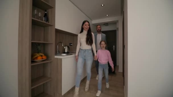 Glückliche Junge Familie Kommt Ins Hotelzimmer — Stockvideo