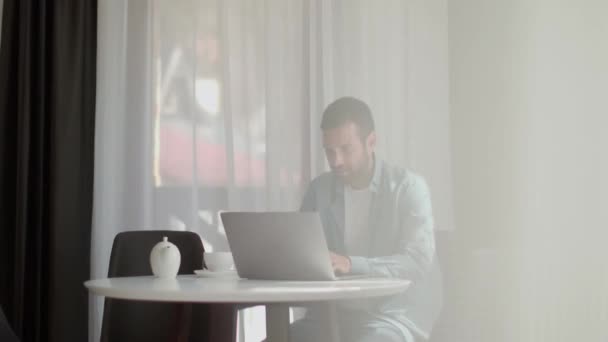 英俊的年轻男子使用便携式计算机 — 图库视频影像