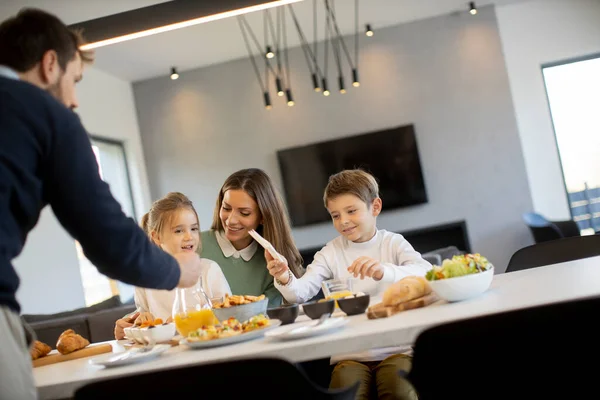 Jovem Família Feliz Conversando Enquanto Toma Café Manhã Mesa Jantar — Fotografia de Stock