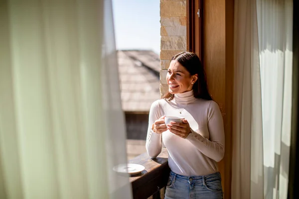 Jolie Jeune Femme Avec Une Tasse Thé Chaud Dans Fenêtre — Photo