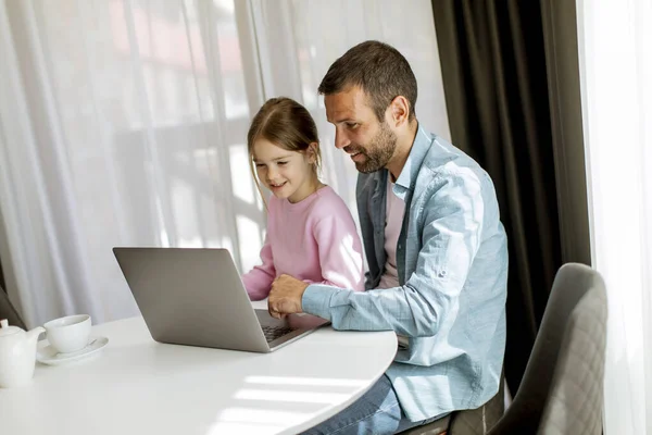 Vater Und Tochter Nutzen Gemeinsam Laptop Zimmer — Stockfoto