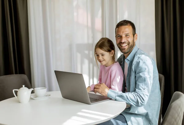 Vater Und Tochter Nutzen Gemeinsam Laptop Zimmer — Stockfoto