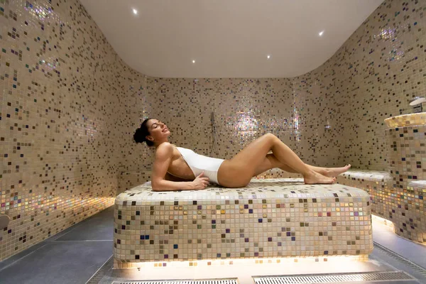 Mujer Joven Bonita Relajándose Cama Tepidarium Spa — Foto de Stock