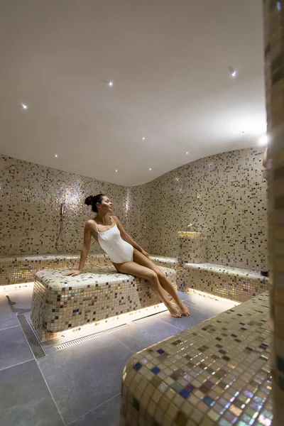 Mooie Jonge Vrouw Ontspannen Het Tepidarium Bed Spa — Stockfoto