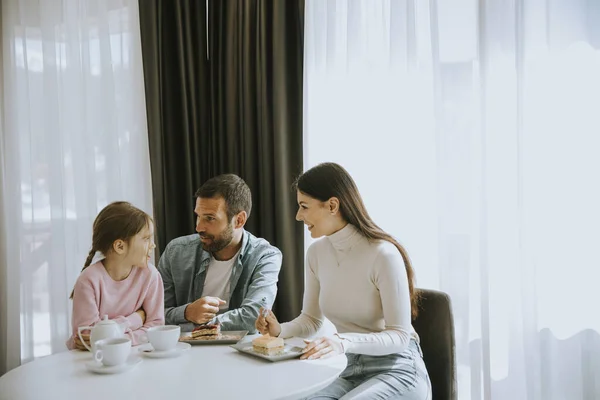 Felice Giovane Famila Mangiare Torte Bere Insieme Camera — Foto Stock