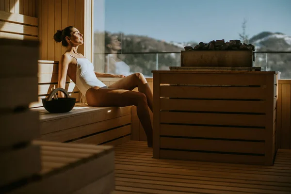 Jovem Mulher Atraente Relaxando Sauna — Fotografia de Stock