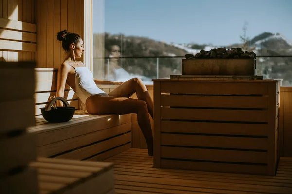 Atraktivní Mladá Žena Odpočívající Sauně — Stock fotografie