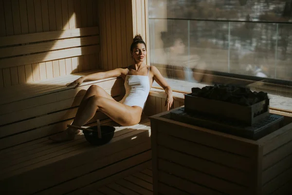 Atractiva Joven Relajante Sauna —  Fotos de Stock