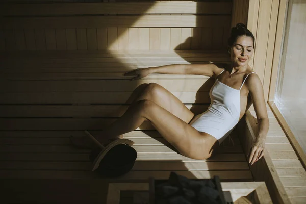 Atractiva Joven Relajante Sauna —  Fotos de Stock