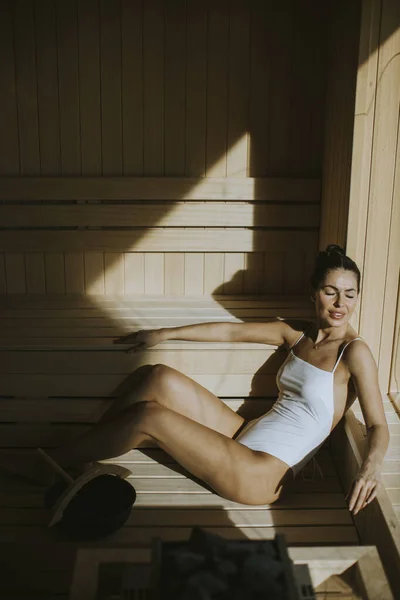 Attraktive Junge Frau Entspannt Der Sauna — Stockfoto