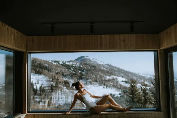 Mujer Joven Bonita Relajarse Spa Temporada Invierno —  Fotos de Stock