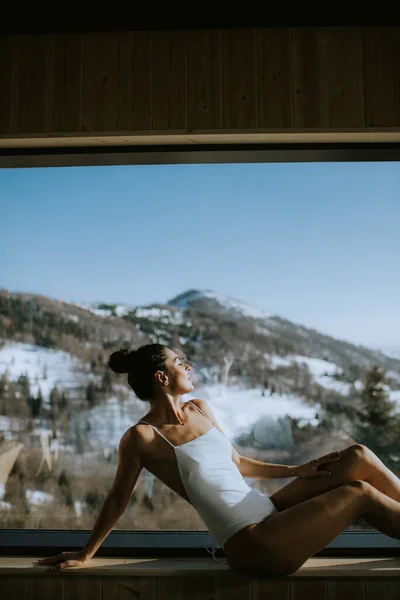 Mooie Jonge Vrouw Ontspannen Spa Winter Seizoen — Stockfoto