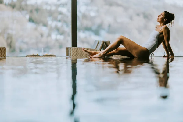 Mujer Joven Bonita Relajándose Piscina Piscina Infinita Invierno —  Fotos de Stock