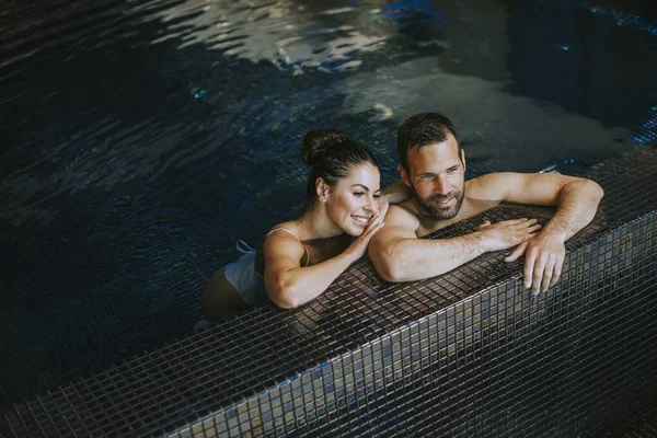 Hezký Pár Relaxaci Krytém Bazénu — Stock fotografie