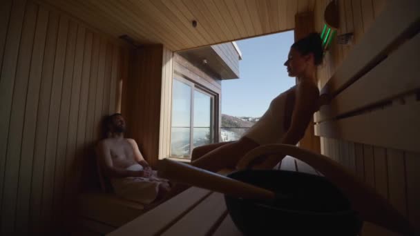 Bonito Casal Jovem Relaxante Sauna — Vídeo de Stock